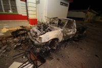 Miércoles 18 de mayo. El saldo de los disturbios de la comunidad de Ixtapa ubicada en las cercanías de la ciudad de Tuxtla Gutiérrez, arrojó al menos cuatro personas lesionadas, un vehículo incendiado, oficinas y papelería destruida en el edificio de la a