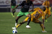 Sábado 15 de febrero del 2014. Tuxtla Gutiérrez. Jaguares de Chiapas y los Tigres durante el partido de esta noche en el estadio Zoque.