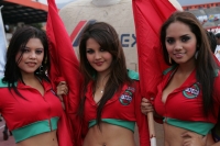 Las bellas porristas sonríen coquetamente a la lente durante el partido entre Jaguares de Chiapas y el Atlas