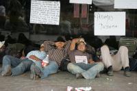 Lunes 1 de Marzo. Jornaleros desalojados de la finca Liquidámbar piden la intervención de las autoridades estatales para que les sea resuelta su situación laboral.