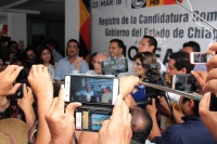Viernes 23 de marzo del 2018. Tuxtla Gutiérrez. José Antonio Aguilar Bodegas, entrega la papelerí­a correspondiente ante el Instituto de Participación Ciudadana para buscar la gubernatura del estado de Chiapas por la coalición Por Chiapas al Frente de