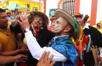 Martes 29 de mayo del 2018. Suchiapa. José Antonio Aguilar Bodegas, candidato de los partidos PRD, PAN y MC para el gobierno del estado de Chiapas convive con los danzantes tradicionales del Calalá esta tarde durante el inicio de la fiesta del Corpus en