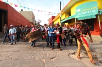Martes 29 de mayo del 2018. Suchiapa. José Antonio Aguilar Bodegas, candidato de los partidos PRD, PAN y MC para el gobierno del estado de Chiapas convive con los danzantes tradicionales del Calalá esta tarde durante el inicio de la fiesta del Corpus en