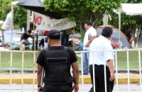 Miércoles 4 de julio del 2012. Tuxtla Gutiérrez, Chiapas. Bajo la mirada de las autoridades policiacas, los jóvenes estudiantes continúan acampando en las afueras del IFE para resguardar y vigilar el proceso pos-electoral en Chiapas.