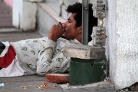 Lunes 13 de julio del 2020. Tuxtla Gutiérrez. Un indigente descansa durante la jornada de este lunes en pleno centro