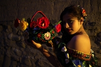Martes 6 de enero del 2014. Chiapa de Corzo. Las Chiapanecas vestida de tul y lino, de negro y coloridas flores, acompañan a los danzantes Parachicos durante la Fiesta Grande de Enero con la elegante belleza de las mujeres de la ribera del rio Grijalva y Martes 6 de enero del 2014. Chiapa de Corzo. Las Chiapanecas vestida de tul y lino, de negro y coloridas flores, acompañan a los danzantes Parachicos durante la Fiesta Grande de Enero con la elegante belleza de las mujeres de la ribera del rio Grijalva y