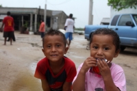 Lunes 2 de junio del 2014. Pescadería La gloría, Arriaga. Pobladores de las comunidades de la costa de Chiapas se preparan para recibir las lluvias de la depresión tropical número 2 en las próximas horas.