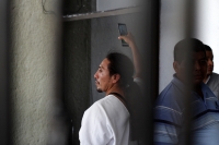 Martes 22 de octubre del 2019. Tuxtla Gutiérrez. Lacandones usan con naturalidad la tecnología de los celulares para comunicarse esta mañana antes de entrar a la reunión de trabajo en las oficinas del gobierno de Chiapas.