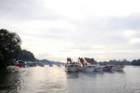 Jueves 12 de diciembre del 2013. Chiapa de corzo. Los lancheros turísticos de la Ribera del Grijalva realizan esta madrugada la 25ª peregrinación dentro de las aguas del Cañón del Sumidero.