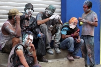 Martes 4 de marzo del 2014. San Fernando, Chiapas. Las Pebles son grupos de jóvenes que irrumpen con las festividades del Carnaval Zoque en la comunidad San Fernando, armados con bolsas de pintura, botellas de agua encalada y huevos convierten esta locali