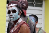 Martes 4 de marzo del 2014. San Fernando, Chiapas. Las Pebles son grupos de jóvenes que irrumpen con las festividades del Carnaval Zoque en la comunidad San Fernando, armados con bolsas de pintura, botellas de agua encalada y huevos convierten esta locali