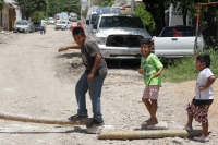 Jueves 27 de julio del 0217. Tuxtla Gutiérrez. Colonos de Los Pájaros obligan a las autoridades municipales a concluir las obras de alcantarillado y pavimentación del ayuntamiento tuxtleco por los problemas sanitarios que ocasionan las obras inconclusas e