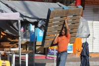 Viernes 22 de Noviembre del 2013. Tuxtla Gutiérrez. Esta mañana continua el levantón del plantón del movimiento magisterial mientras que el ayuntamiento de Tuxtla realiza el operativo de limpieza del primer cuadro de la ciudad.