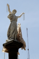 Sábado 11 de agosto del 2018. Tuxtla Gutiérrez. Restaurada por el artista chiapaneco; Gabriel Gallegos la estatua de mármol La Libertad es colocada de nuevo en su pedestal de la plaza central durante el aniversario 126 de que esta ciudad obtuviera el n