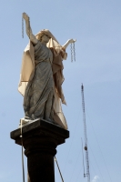 Sábado 11 de agosto del 2018. Tuxtla Gutiérrez. Restaurada por el artista chiapaneco; Gabriel Gallegos la estatua de mármol La Libertad es colocada de nuevo en su pedestal de la plaza central durante el aniversario 126 de que esta ciudad obtuviera el n Sábado 11 de agosto del 2018. Tuxtla Gutiérrez. Restaurada por el artista chiapaneco; Gabriel Gallegos la estatua de mármol La Libertad es colocada de nuevo en su pedestal de la plaza central durante el aniversario 126 de que esta ciudad obtuviera el n