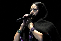 Foto/Fredy Durante. Lila Downs durante el cierre del festival Cervantino Barroco 2011.