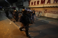 Lunes 19 de diciembre del 2016. Tuxtla Gutiérrez. Elementos policiacos acompañan el operativo de limpieza y resguardo que el ayuntamiento municipal realiza esta media noche sobre las calles del primer cuadro de la ciudad para evitar el ambulantaje en las 