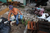 Jueves 27 de junio del 2013. Tuxtla Gutiérrez. Unas cuarenta familias de escasos recursos fueron afectadas por la lluvia de la noche de ayer debido al acumulamiento de basura en los drenes y a las obras inconclusas en las cercanías de arroyos y afluentes 