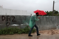 Miércoles 3 de junio del 2020. Tuxtla Gutiérrez. Paraguas de diferentes colores y tamaños durante las lluvias de las últimas horas