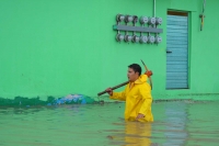 Domingo 10 de julio. Las intensas lluvias de las últimas horas ocasionaron encharcamientos en la Colonia La Ilusión afectando ocho viviendas donde las aguas alcanzaron el medio metro de altura.