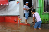 Domingo 10 de julio. Las intensas lluvias de las últimas horas ocasionaron encharcamientos en la Colonia La Ilusión afectando ocho viviendas donde las aguas alcanzaron el medio metro de altura.