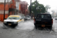 Miércoles 13 de Julio. Las intensas lluvias de las últimas horas han ocasionado encharcamientos en la zona del Soconusco en el estado de Chiapas, afectando el primer cuadro de la ciudad de Tapachula donde el agua ocasionó que el tráfico vehicular sea lent Miércoles 13 de Julio. Las intensas lluvias de las últimas horas han ocasionado encharcamientos en la zona del Soconusco en el estado de Chiapas, afectando el primer cuadro de la ciudad de Tapachula donde el agua ocasionó que el tráfico vehicular sea lent