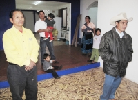 Foto/Miradasur. San Cristóbal de Las Casas, Chis. 17 de Marzo. Convertirse en evangélico le cambió la vida al indígena Lucio Gómez Gómez, quien llevó hace unos 4 años “la palabra de Dios” a la comunidad de Los Llanos, municipio de San Cristóbal de Las Cas