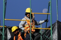 Viernes 8 de diciembre del 2017. San Cristóbal de las Casas. Esta mañana la luna acompaña a los especialistas que trabajan en la protección del antiguo edificio del Palacio Municipal afectado durante el fuerte sismo del 7 de septiembre en Chiapas. Viernes 8 de diciembre del 2017. San Cristóbal de las Casas. Esta mañana la luna acompaña a los especialistas que trabajan en la protección del antiguo edificio del Palacio Municipal afectado durante el fuerte sismo del 7 de septiembre en Chiapas.