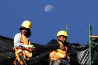 Viernes 8 de diciembre del 2017. San Cristóbal de las Casas. Esta mañana la luna acompaña a los especialistas que trabajan en la protección del antiguo edificio del Palacio Municipal afectado durante el fuerte sismo del 7 de septiembre en Chiapas.