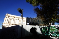 Viernes 8 de diciembre del 2017. San Cristóbal de las Casas. Esta mañana la luna acompaña a los especialistas que trabajan en la protección del antiguo edificio del Palacio Municipal afectado durante el fuerte sismo del 7 de septiembre en Chiapas.