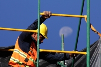 Viernes 8 de diciembre del 2017. San Cristóbal de las Casas. Esta mañana la luna acompaña a los especialistas que trabajan en la protección del antiguo edificio del Palacio Municipal afectado durante el fuerte sismo del 7 de septiembre en Chiapas.