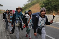 Jueves 7 de diciembre del 2017. Zinacantan. Los peregrinos chiapanecos  recorren cientos de kilómetros visitando las ermitas guadalupanas en el sureste. En la imagen un grupo de 14 jóvenes suben la cuesta de la autopista panamericana Sur 190 de Tuxtla G