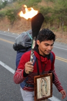 Jueves 7 de diciembre del 2017. Zinacantan. Los peregrinos chiapanecos  recorren cientos de kilómetros visitando las ermitas guadalupanas en el sureste. En la imagen un grupo de 14 jóvenes suben la cuesta de la autopista panamericana Sur 190 de Tuxtla G
