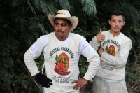 Jueves 7 de diciembre del 2017. Zinacantan. Los peregrinos chiapanecos  recorren cientos de kilómetros visitando las ermitas guadalupanas en el sureste. En la imagen un grupo de 14 jóvenes suben la cuesta de la autopista panamericana Sur 190 de Tuxtla G