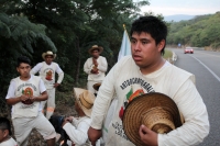 Jueves 7 de diciembre del 2017. Zinacantan. Los peregrinos chiapanecos  recorren cientos de kilómetros visitando las ermitas guadalupanas en el sureste. En la imagen un grupo de 14 jóvenes suben la cuesta de la autopista panamericana Sur 190 de Tuxtla G