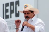 Jesús ««Chus»» Orantes, entrega la documentación para ser inscrito para ser candidato independiente para el gobierno de Chiapas, este medio dí­a en las instalaciones del Instituto Estatal de Participación Ciudadana de este estado del sureste de Méxi