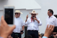 Jesús ««Chus»» Orantes, entrega la documentación para ser inscrito para ser candidato independiente para el gobierno de Chiapas, este medio dí­a en las instalaciones del Instituto Estatal de Participación Ciudadana de este estado del sureste de Méxi