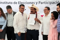 Jesús ««Chus»» Orantes, entrega la documentación para ser inscrito para ser candidato independiente para el gobierno de Chiapas, este medio dí­a en las instalaciones del Instituto Estatal de Participación Ciudadana de este estado del sureste de Méxi