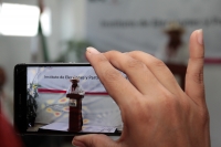 Jesús ««Chus»» Orantes, entrega la documentación para ser inscrito para ser candidato independiente para el gobierno de Chiapas, este medio dí­a en las instalaciones del Instituto Estatal de Participación Ciudadana de este estado del sureste de Méxi
