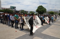 Martes 21 de agosto del 2018. Tuxtla Gutiérrez. Estudiantes de la Escuela Normal Mactumatza protestan este medio dí­a en la plaza central exigiendo la libertad de director de esta escuela quien fue detenido por la muerte de un estudiante durante los curs