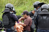 Martes 8 de diciembre del 2015. Tuxtla Gutiérrez. Elementos de la Policía Federal resguardan las entradas de la Escuela Nacional de Protección Civil en donde se lleva a cabo el Examen de Evaluación a los Docentes en Chiapas, donde después de enfrentarse u