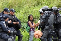 Martes 8 de diciembre del 2015. Tuxtla Gutiérrez. Elementos de la Policía Federal resguardan las entradas de la Escuela Nacional de Protección Civil en donde se lleva a cabo el Examen de Evaluación a los Docentes en Chiapas, donde después de enfrentarse u