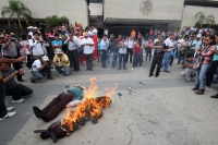 Jueves 15 de mayo del 2014. Tuxtla Gutiérrez. El magisterio chiapaneco marcha este medio día conmemorando el día del maestro en las calles de la capital de  este estado del sureste de México.