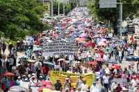 Miércoles 25 de septiembre del 2013. Tuxtla Gutiérrez. En estos momentos la marcha del magisterio llega al crucero del Puente sin fuente para continuar hacia el centro de la capital de Chiapas.