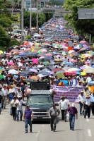 Miércoles 25 de septiembre del 2013. Tuxtla Gutiérrez. En estos momentos la marcha del magisterio llega al crucero del Puente sin fuente para continuar hacia el centro de la capital de Chiapas.