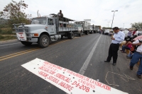 Jueves 3 de febrero del 2012. Inicia paro magisterial con bloqueos en Tuxtla. Tuxtla Gutiérrez, Chiapas. Cientos de maestros afiliados a la sección VII del bloque democrático bloquean las entradas de la ciudad desde la caseta de cobro de la autopista  a S