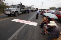 Jueves 3 de febrero del 2012. Inicia paro magisterial con bloqueos en Tuxtla. Tuxtla Gutiérrez, Chiapas. Cientos de maestros afiliados a la sección VII del bloque democrático bloquean las entradas de la ciudad desde la caseta de cobro de la autopista  a S