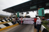 Jueves 3 de febrero del 2012. Inicia paro magisterial con bloqueos en Tuxtla. Tuxtla Gutiérrez, Chiapas. Cientos de maestros afiliados a la sección VII del bloque democrático bloquean las entradas de la ciudad desde la caseta de cobro de la autopista  a S