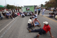 Jueves 3 de febrero del 2012. Inicia paro magisterial con bloqueos en Tuxtla. Tuxtla Gutiérrez, Chiapas. Cientos de maestros afiliados a la sección VII del bloque democrático bloquean las entradas de la ciudad desde la caseta de cobro de la autopista  a S