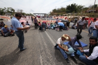 Jueves 3 de febrero del 2012. Inicia paro magisterial con bloqueos en Tuxtla. Tuxtla Gutiérrez, Chiapas. Cientos de maestros afiliados a la sección VII del bloque democrático bloquean las entradas de la ciudad desde la caseta de cobro de la autopista  a S